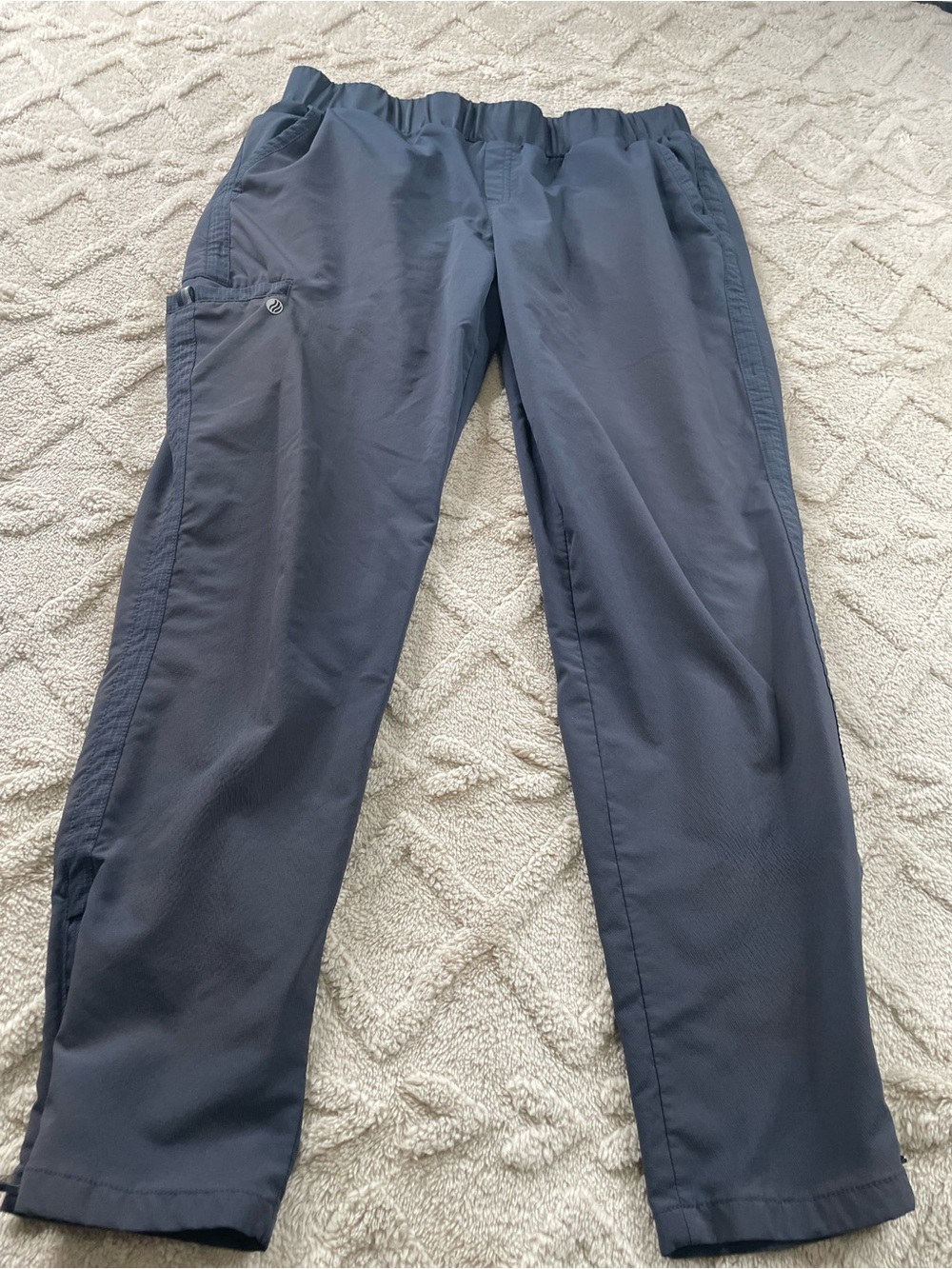 Barco Uniforms Gray Cargo Scrub Pants
- Sz M/P~ Medical Staff